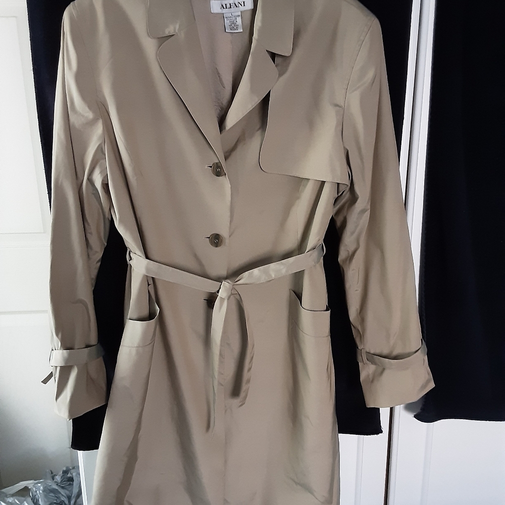 Above-the-knee raincoat